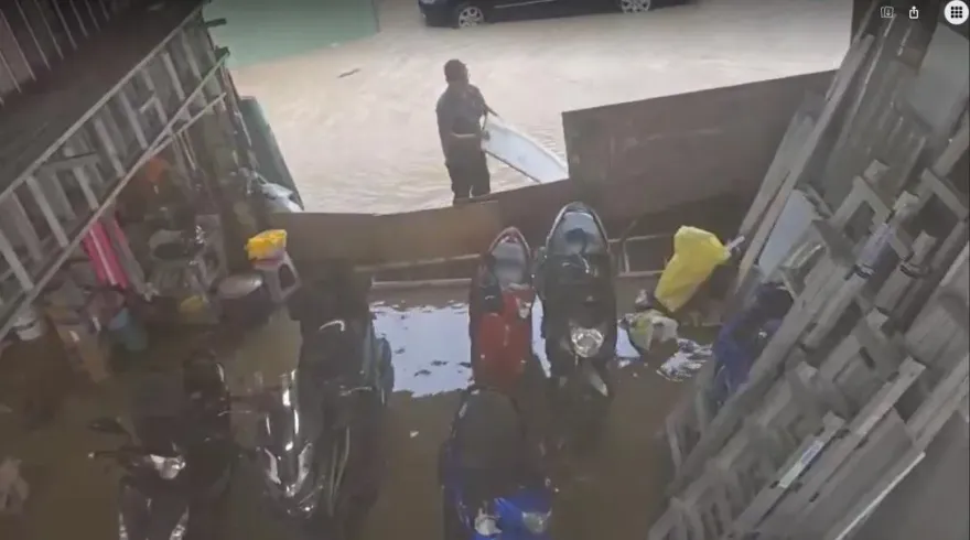 影/洪水圍困新北土城！永豐路黃泥水灌進住宅　5天前才淹水