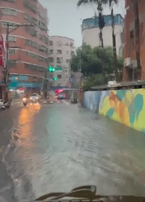 影/暴雷雨彈狂炸！新北中和「馬路嚴重積水」　畫面曝光