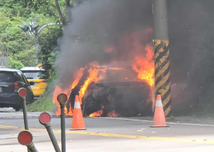 快訊/嘉義梅山太平老街驚傳火燒車　轎車停路邊突竄火苗