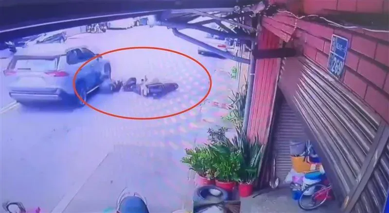 影/畫面曝光！雙載騎士擦撞婦人摔落遭轎車撞頭　《大熱門》高中正妹命危