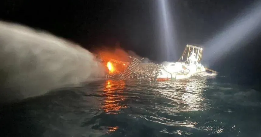 海上驚魂夜！台籍漁船「金旺興」突發猛烈火勢　5名船員跳海逃生獲救