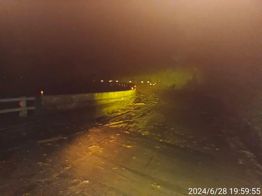 快訊/暴雨嚴重走山！台9丁線39.8k驚爆土石流　人員冒險搶救視角曝
