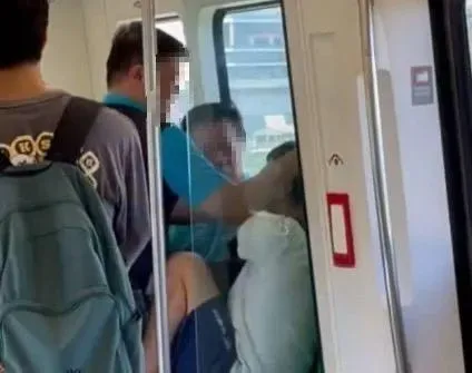 影/真相反轉？高捷坐博愛座吼叫男遭壓制　慘遭「抓頭撞窗」畫面流出
