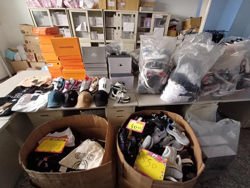 影/名牌通通仿一輪！淡水超扯商店賣仿品遭查扣4百件　LV就慘遭侵權2百萬