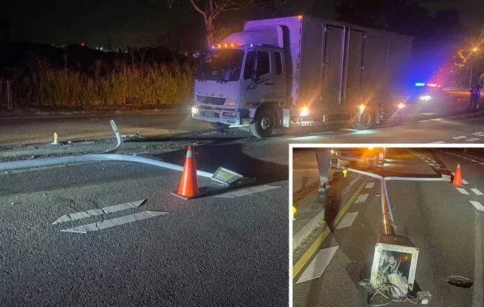 影/打瞌睡釀禍！台中西屯「大貨車撞斷分隔島燈桿」  整支倒下嚇壞人