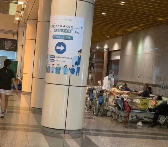 急診患者滿到大廳！台大醫院院長曝：壅塞是日常　非新冠疫情造成