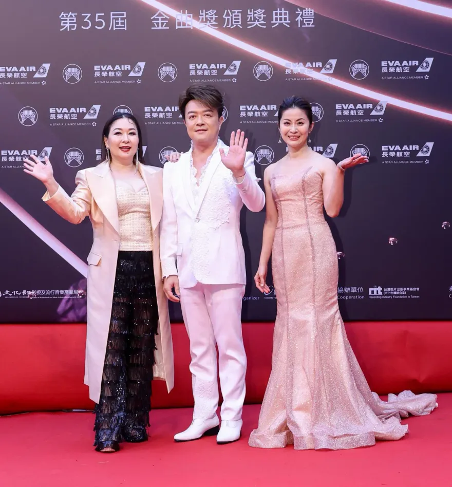 張秀卿爆乳登金曲紅毯！搭翁立友喊「我是她福星」　洩15年前緣分