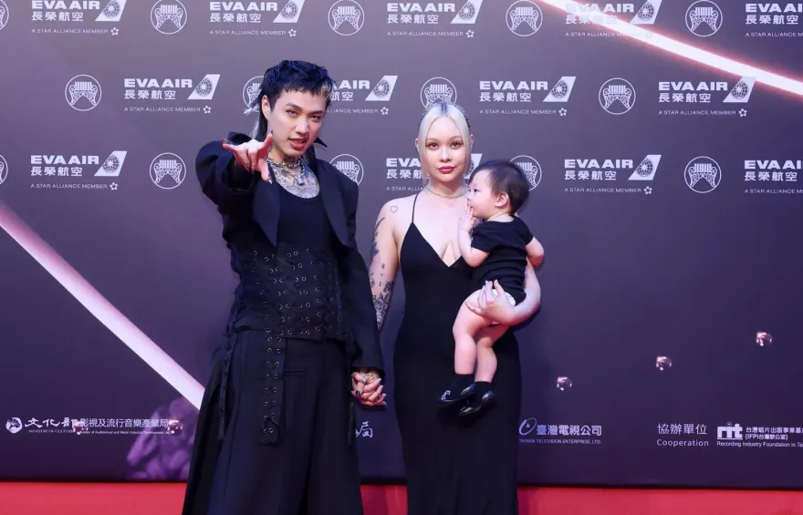 《金曲35》老婆火辣放送「長輩」！Marz23帶妻兒走紅毯嗨喊：兒子是幸運物
