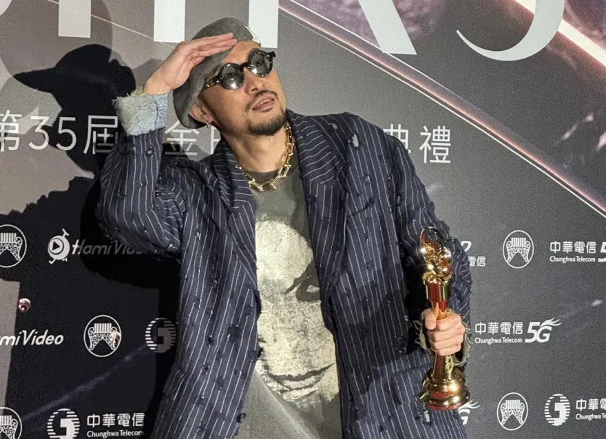 《金曲35》奪最佳男歌手！熱狗喊「百年難得一見的現場」談舞台事故：快尿褲子