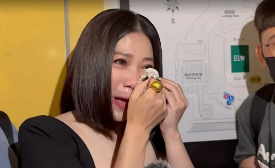 3度奪台語女歌手獎！黃妃後台崩潰落淚　驚吐1年失去雙親：很想他們