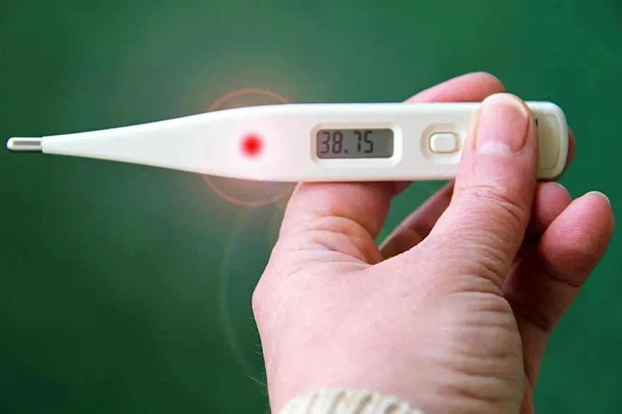 新冠肺炎、流感肆虐！夜診一堆人　醫示警：這波疫情來勢洶洶