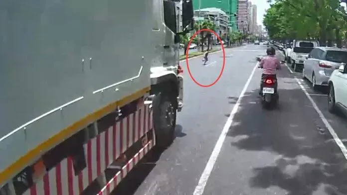 影/猴死囡仔不要命！高雄男童「4車道狂奔」　家長不見人