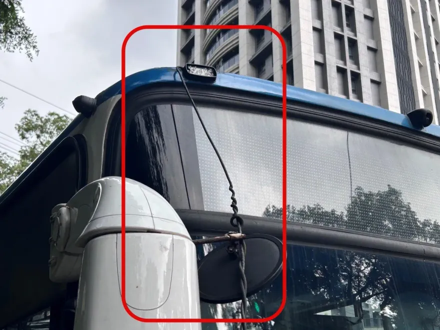 影/新店公車勾到「垂落電線」害摔車！騎士頸部整條血痕超驚悚