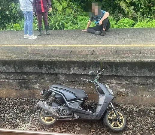 機車闖入台鐵暖暖站遭「新自強號」撞飛！1男受傷　432次列車延誤