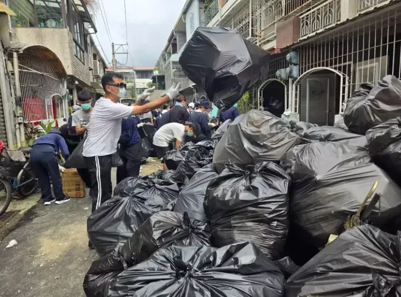 震撼畫面！台南「垃圾屋」1.5小時救出老夫婦　百人清掃出20噸雜物