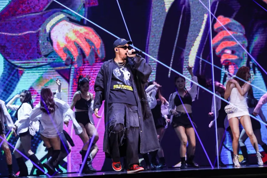 金曲獎爆舞台事故！熱狗唱到高潮突下跪：對不起再給我一次機會