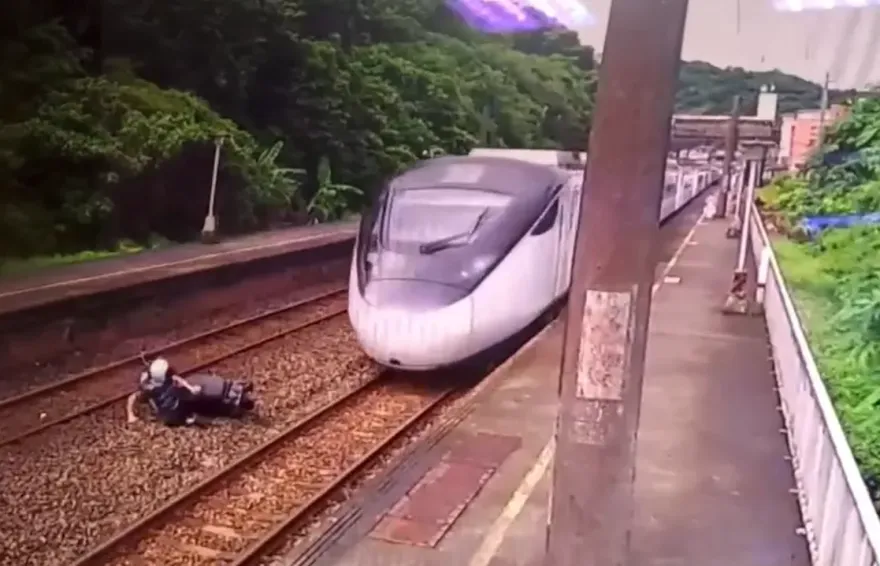 影/撞擊瞬間曝！機車闖入台鐵暖暖站遭「新自強號」撞飛　男子受傷坐月台
