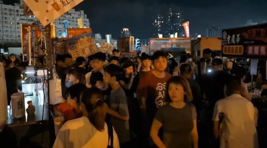 快訊/台中大慶夜市也停電？攤商拿手機打光營業　管委會回應了