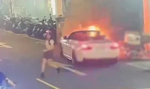 快訊/全面燃燒瞬間曝！通化夜市旁「BMW敞篷跑車突起火」　短裙辣妹嚇奔逃