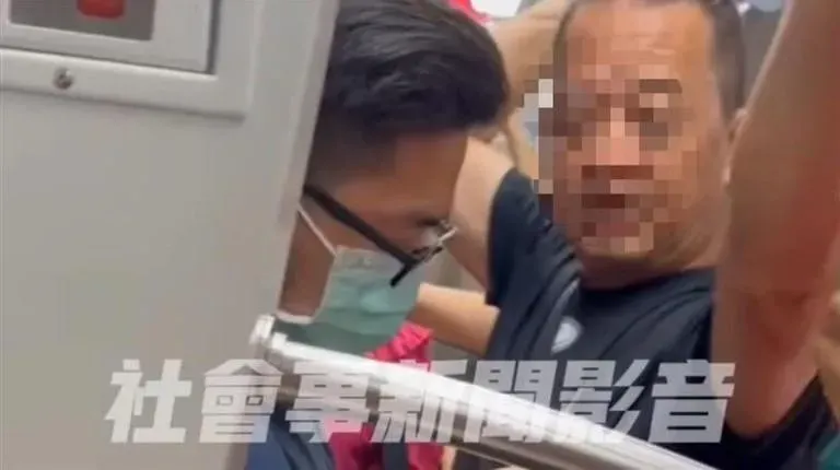 影/台鐵女子坐博愛座「未讓白髮翁」　遭黑衣男飆罵「妳是男生我就打」
