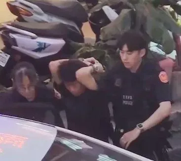 影/請開聲音！中壢原民天菜警逮逃逸移工　圍觀妹子嗨喊「好想要」