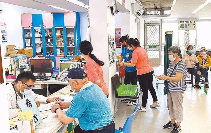 新冠感染人數恐破十萬！本週將發放「第2批免費快篩」