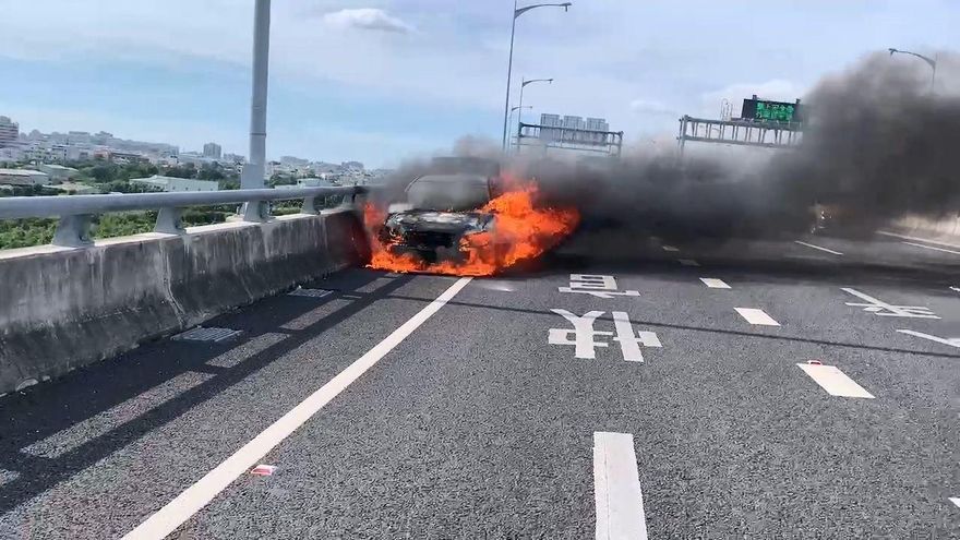 快訊/國4潭子交流道「恐怖火燒車」黑煙漫路面　駕駛急跳車