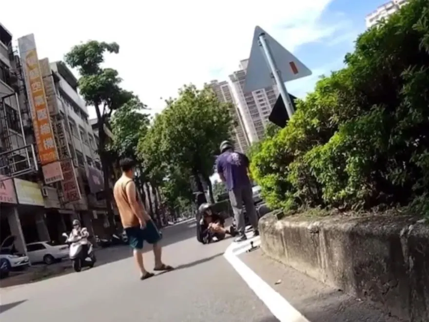短裙辣妹騎車慘摔！3男急上前關心　網笑翻：男生躺一個月都沒人理