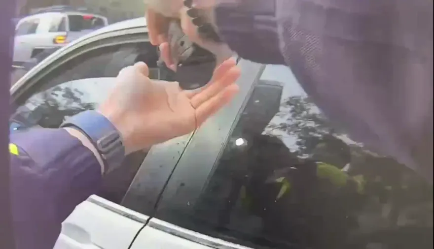 影/差點撞飛嬰兒車！北市東區街頭逆向闖紅燈拒檢　警逮2惡棍開20張罰單