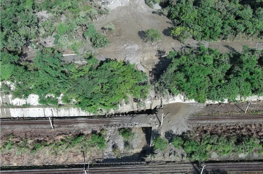 公路、鐵軌慘遭泥流淹沒！蘇花公路5處土石流　空拍恐怖畫面曝