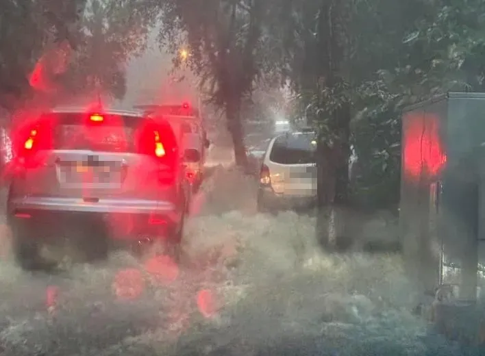 快訊/雨彈狂炸新店！市區道路秒變「滑水道秀」　機車遭沖刷倒地
