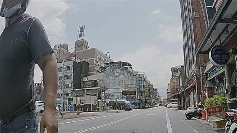 不爽遭按喇叭！宜蘭男狂追怒嗆「叭啥」　騎士嚇壞報警