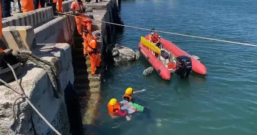 快訊/澎湖船間驚見浮屍！警消夾縫中救援男子　特徵曝光待親友指認