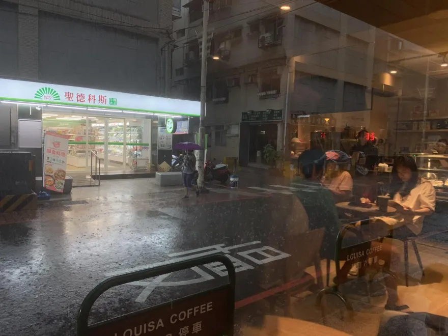 大雨下到「天都黑了一邊」！永和街頭驚現白日黑天場景　網驚：誰在亂發誓