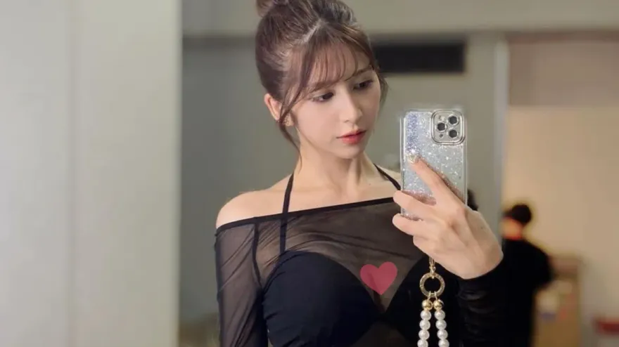 AV女優七森莉莉穿「薄紗衣」喝喜酒！　因1事被讚打扮得體獲好評