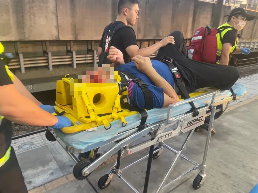 快訊/台鐵驚魂！浮洲站男子昏倒墜軌「頭爆血」　列車運行受影響