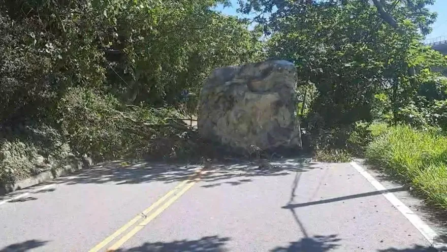 影/好大的路霸！台9丁線50.1K巨石坍落　砸道路正中央阻斷交通