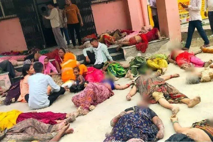 影/116死！印度踩踏事件遇難者多為婦女兒童　「讓大師先走」釀慘劇