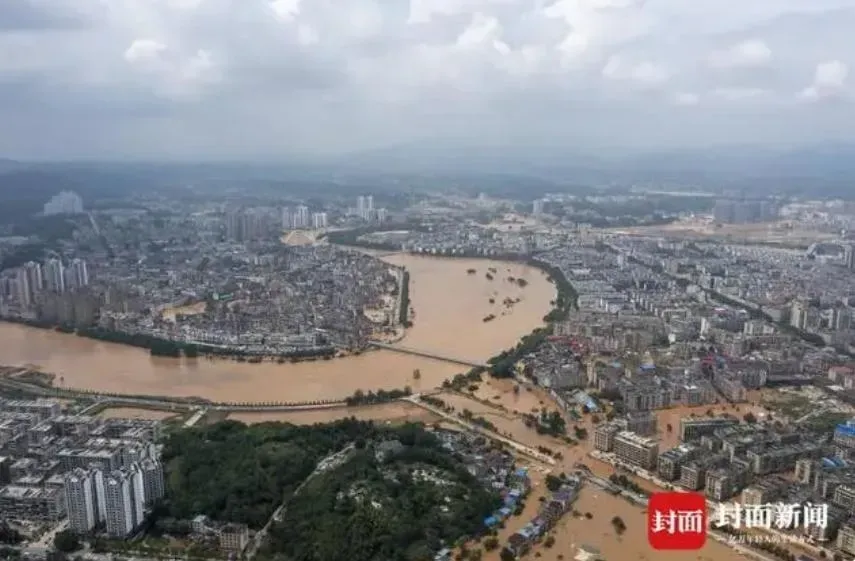 影/「本台報導本台被淹」！湖南洪水位破70年紀錄　安徽「水上」派出所划船出警