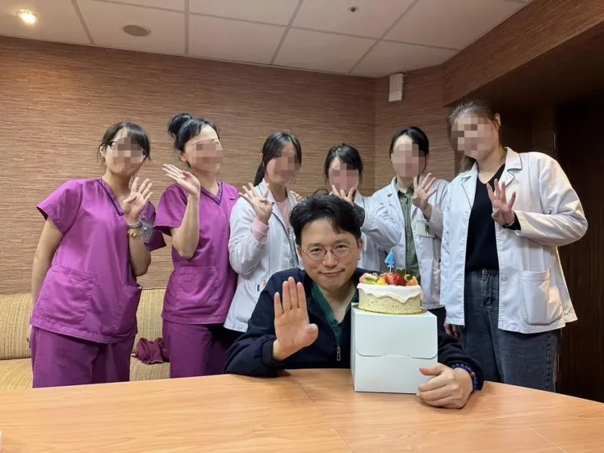 高調「同框小三」慶生？名醫江坤俊遭爆出軌護理師　粉灌爆臉書：看不下去退追