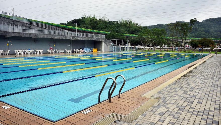 不爽就倒汽油！大湖公園室外泳池「無限期」暫停開放　原因讓民眾「拳頭硬了」