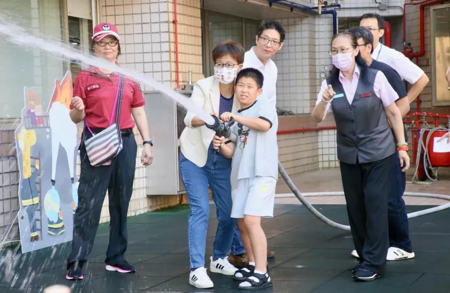 暑假來了台北市消防職人營開幕　親子互動學習防災概念