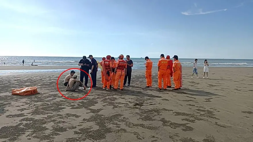 影/新月沙灘3男溺水2獲救！高中生仍下落不明　出動直升機搜救中