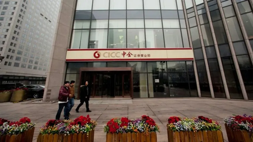 30 歲正妹金融OL疑「遭降薪房貸還不起」墜樓身亡！公司回應「自身因素離世」