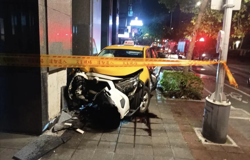 快訊/撞擊瞬間！北市計程車衝人行道撞2 YouBike騎士　運將命危送醫不治