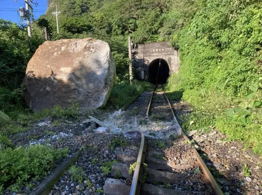 天降巨石「砸壞台鐵鋼軌」緊急搶修　和仁隧道今晨通車...降速30公里慢行