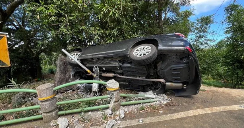 北投小客車失控跨欄側翻！駕駛一度受困　肢體擦傷急送醫