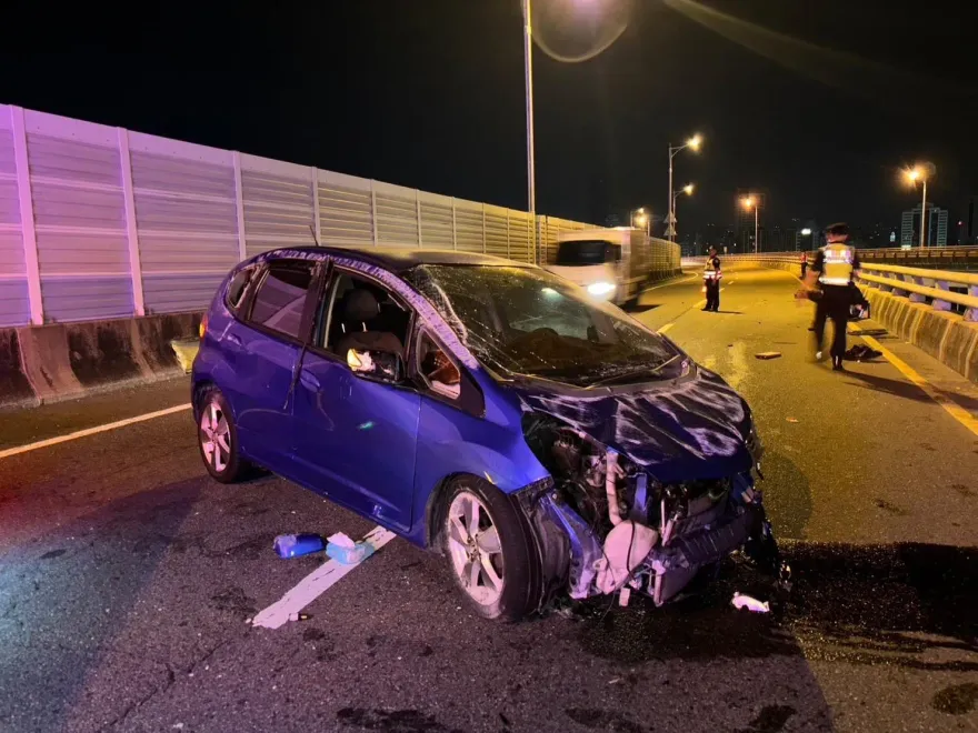 新北台64線凌晨車禍！「小藍」失控自撞護欄「車頭全毀」　連「下巴」都掉了