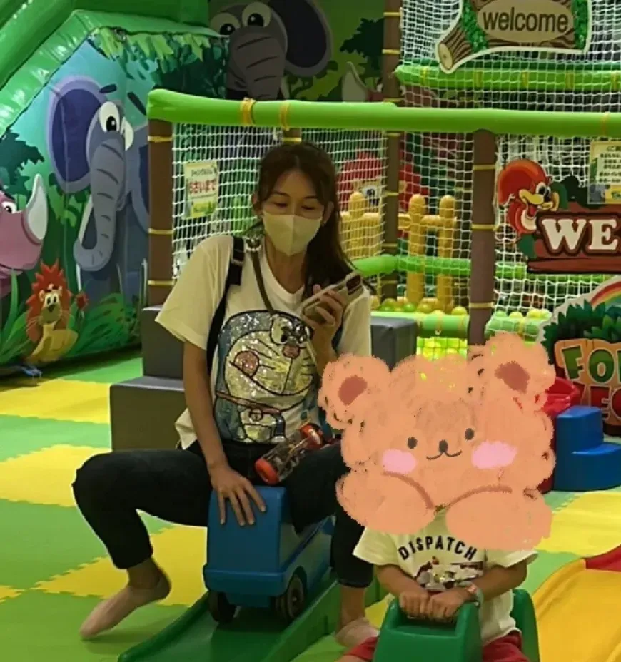 林志玲獨自帶2歲兒去遊樂場！　陪坐玩具車、親餵水畫面曝光