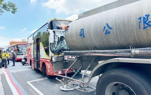 快訊/中壢客運追撞水罐車！車頭毀、擋風玻璃碎裂　6乘客濺血送醫